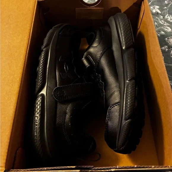 NIB Boys 2.5 Y Under Armour Black Sneakers - Picture 8 of 10